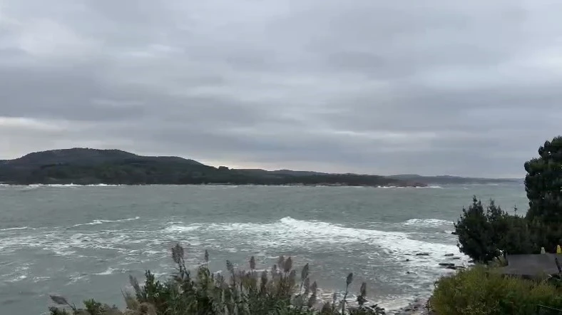 Karadeniz’de kötü hava şartları, 22 metrelik tekne karaya oturttu
