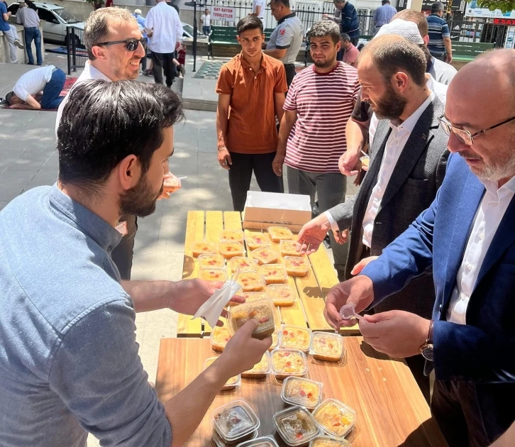 Karagöz Ahmet Paşa Camii’nde aşure ikramı
