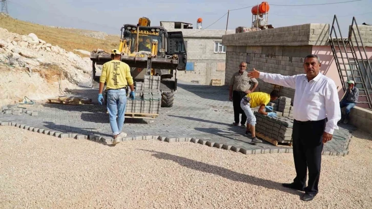 Karahöyük’teki yeni yollar kilitli parke taşı ile döşeniyor
