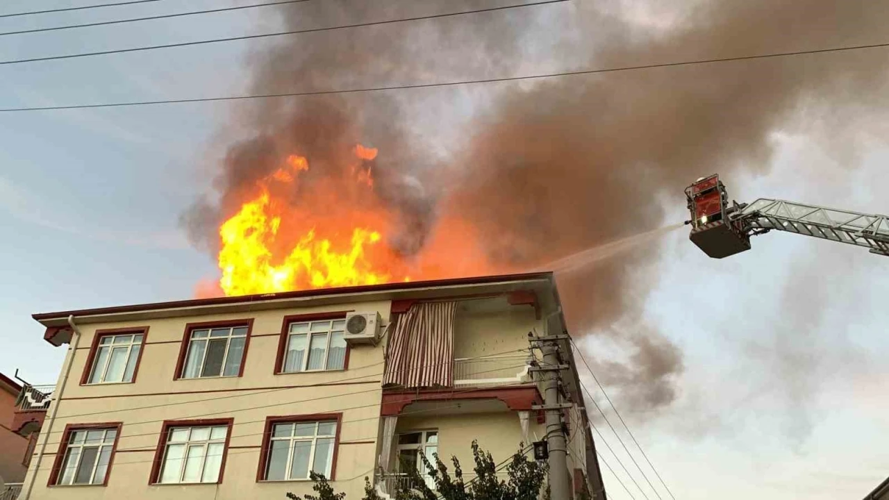 Karaman’da binanın çatısı alev topuna döndü, mahalleli sokağa döküldü
