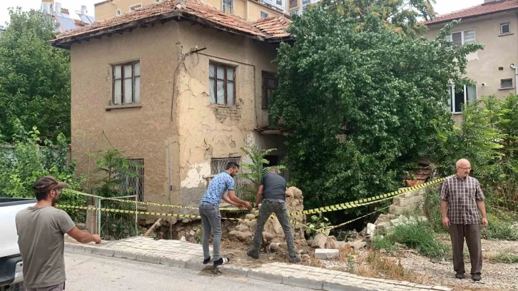 Karaman’da sel sularının temeline hasar verdiği 2 katlı kerpiç evde önlem alındı
