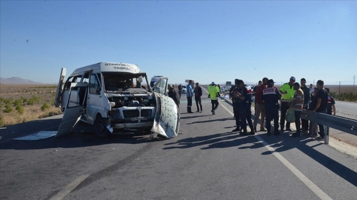 Karaman'da minibüsün devrildiği kazada 2 kişi öldü, 9 kişi yaralandı