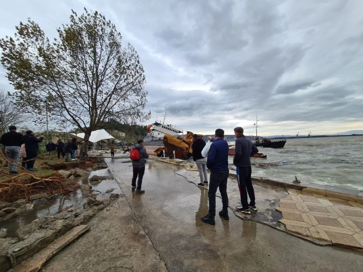 Karaya oturan geminin enkazını görüntülemek için birbirleriyle yarıştılar
