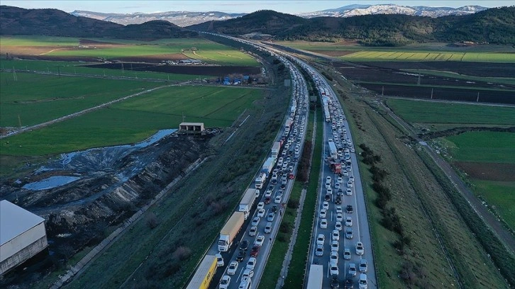 Karayolları Genel Müdürlüğü, deprem nedeniyle trafiğe kapalı güzergah kalmadığını açıkladı