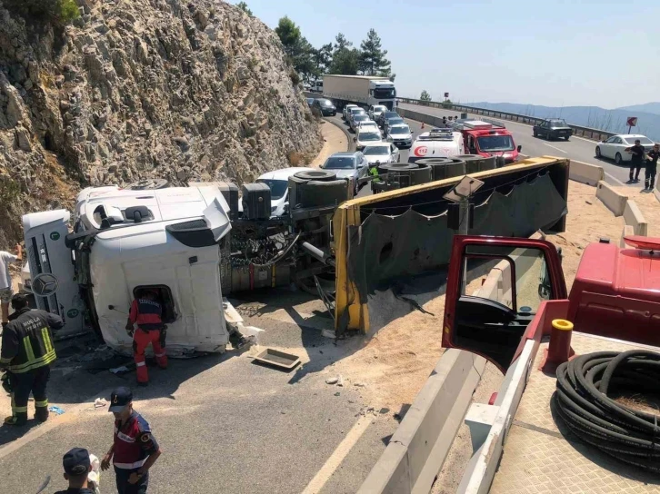 Karayolu tek şeritten trafiğe açıldı
