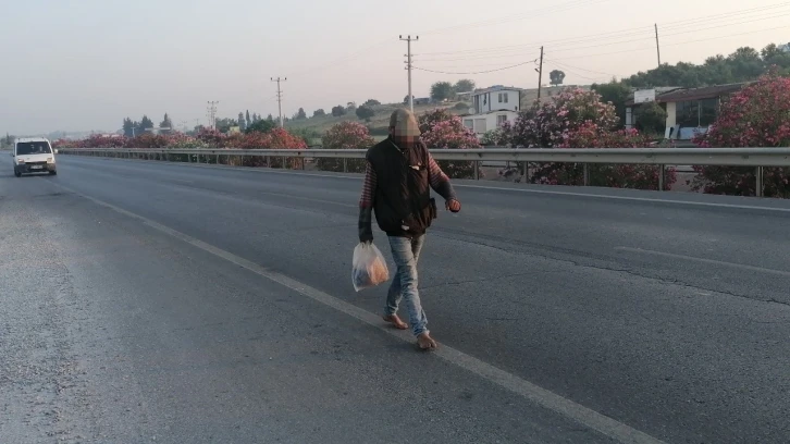 Karayolunun ortasında çıplak ayakla yürüyünce jandarmayı harekete geçirdi
