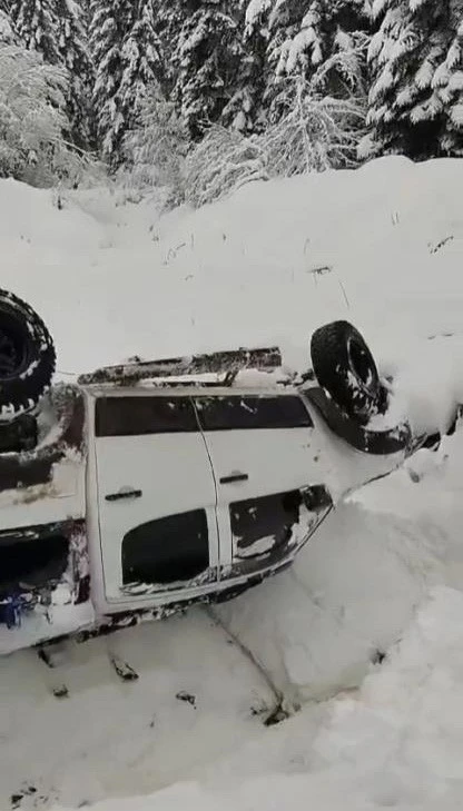 Karın tadını çıkarmak isteyen sürücünün kullandığı arazi aracı ters döndü
