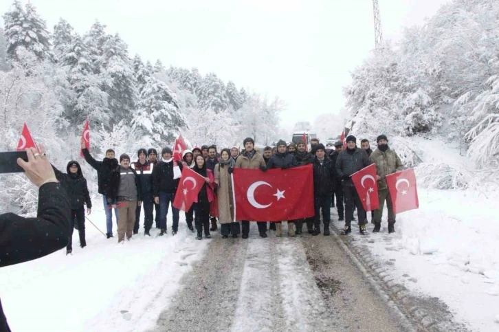 Karlı havada şehit Mehmetçikler için yürüdüler
