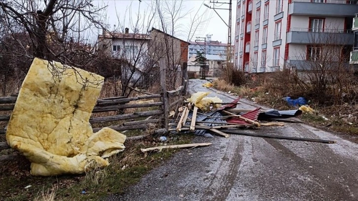 Kars, Erzurum ve Ardahan'da etkili olan kuvvetli fırtına bazı binaların çatılarını uçurdu