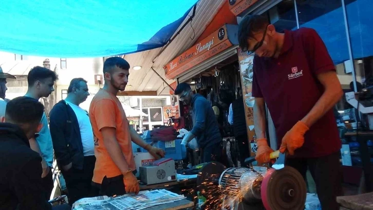 Kars’ta bıçaklar kurbanlıklar için bileniyor
