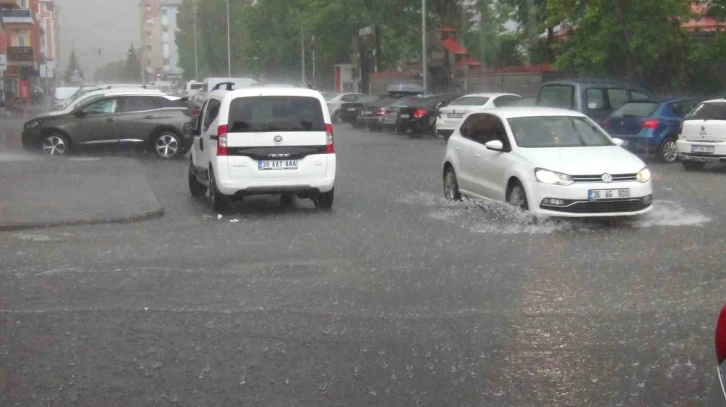 Kars’ta cadde ve sokaklar sular altında kaldı
