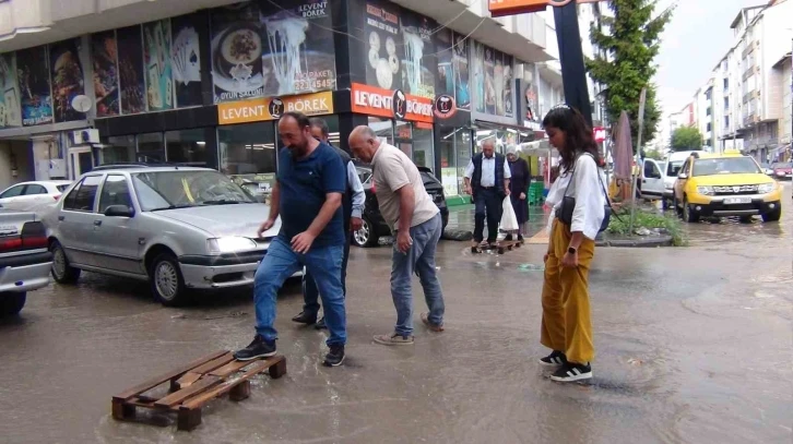 Kars’ta caddeler göle döndü
