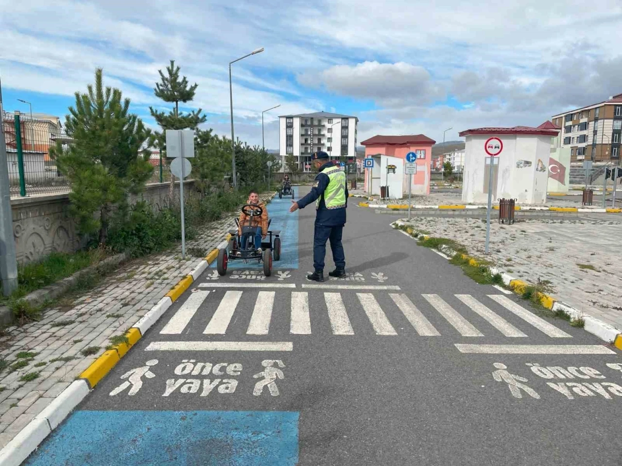 Kars’ta Jandarma Trafik Eğitim Parkı’nda öğrencilere eğitim verdi
