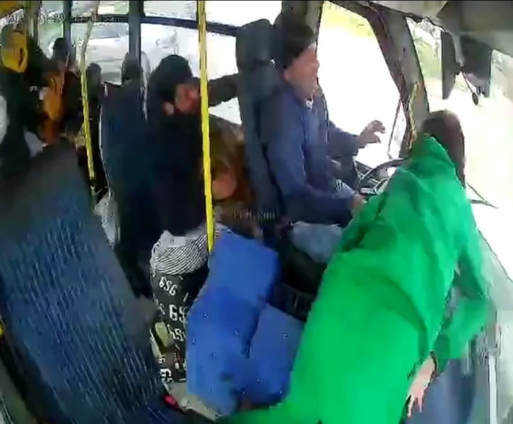 Karsan marka minibüs ile Tofaş marka otomobilin çarpışması kamerada
