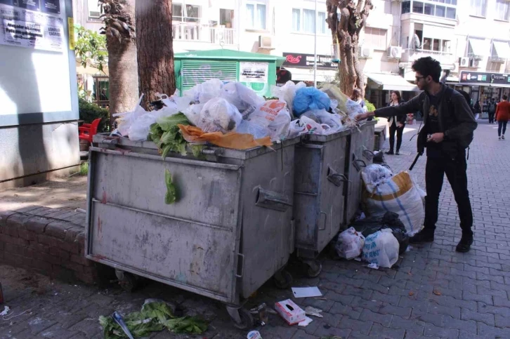 Karşıyaka’nın her köşe başında çöp yığını
