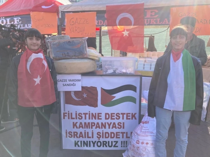 Karslı ikizler kumbaralarındaki parayı Gazze’ye bağışladı
