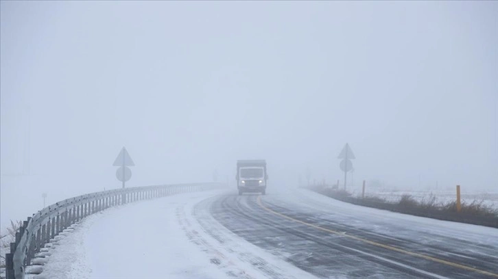 Kars'ta kar ve tipi etkili oluyor