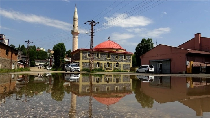 Kars'ta sağanak nedeniyle cadde ve sokaklarda su birikintileri oluştu