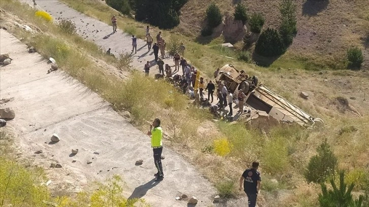 Kars'ta yolcu otobüsünün şarampole devrilmesi sonucu 7 kişi hayatını kaybetti, 22 kişi yaraland