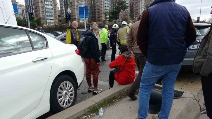 Kartal’da 2 kişinin yaralandığı trafik kazası kamerada
