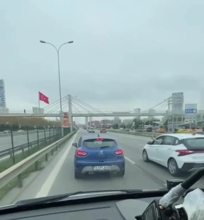 Kartal’da sol şeritte ambulansa yol vermeyen sürücü kamerada
