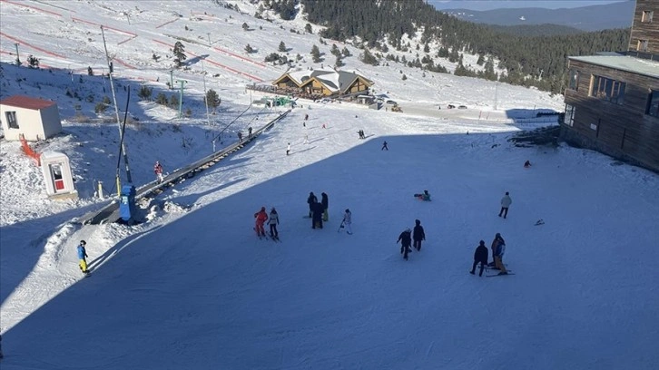 Kartalkaya'da tatilciler yılın ilk gününde kayak ve snowboard yaptı