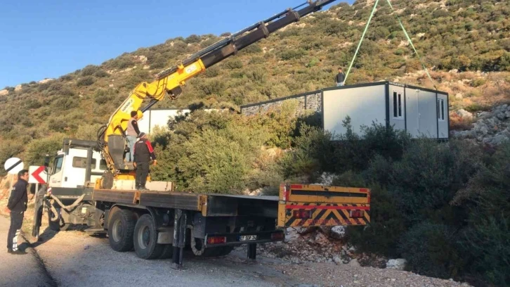 Kaş’ta doğal sit alanındaki 3 kaçak konteyner kaldırıldı
