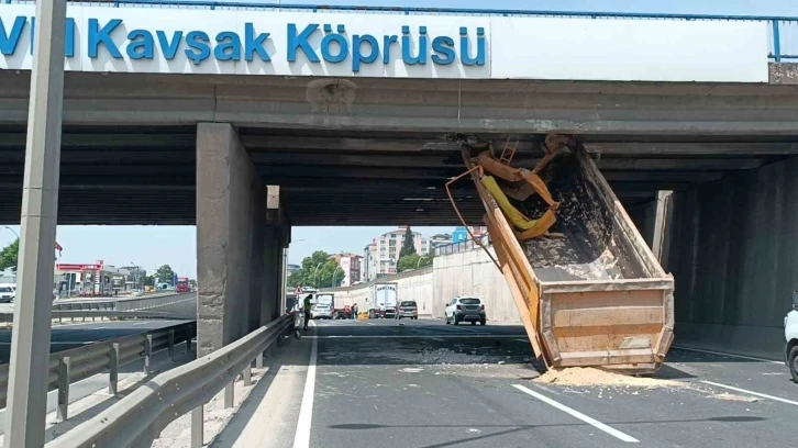 Kasası açılan tır köprüye sıkıştı: Sürücü yaralandı
