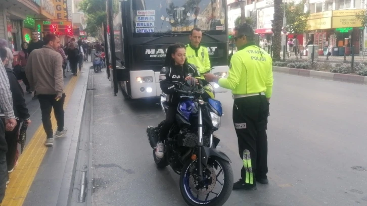 Kaskı kafası yerine koluna taktı, ilk kez ceza yiyince polislerle fotoğraf çektirmek istedi
