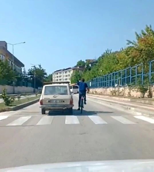 Kastamonu’da bisiklet sürücüsünün tehlikeli yolculuğu kamerada
