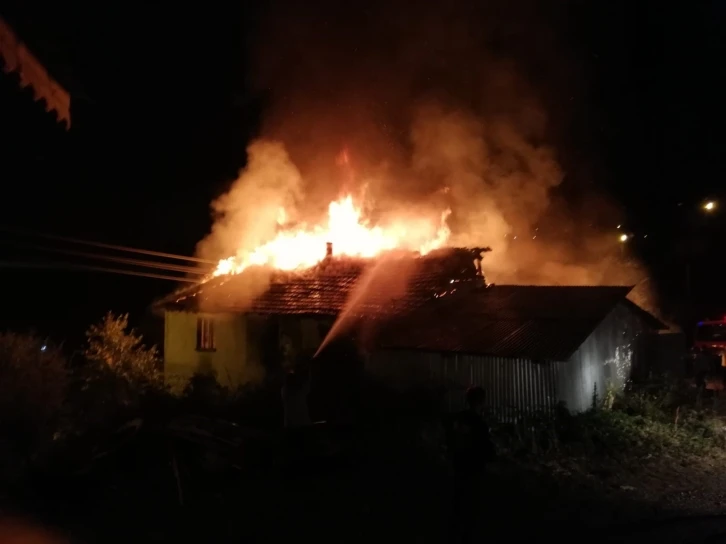 Kastamonu’da iki katlı ahşap ev yangında küle döndü
