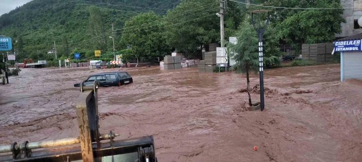 Kastamonu’da sel: 3 mahallede evleri su bastı, Cide-Bartın karayolu kapandı