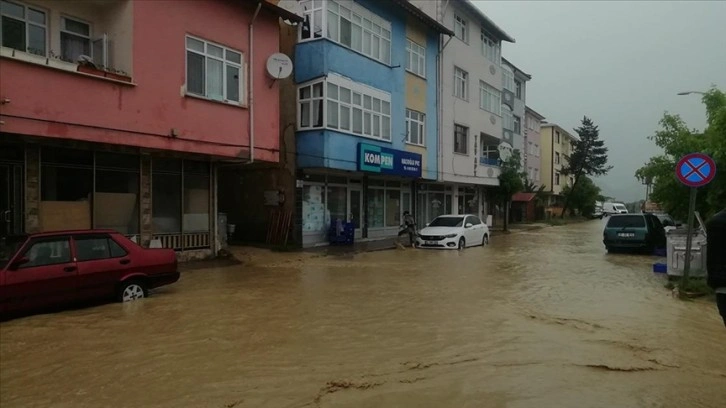 Kastamonu'da etkili olan sağanakta bazı ev ve iş yerlerini su bastı