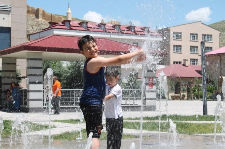 Kavurucu sıcaklara çocuklardan çözüm: fıskiyelerle ve su balonlarıyla serinlediler
