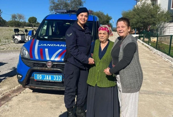 Kaybolan Alzheimer hastası yaşlı kadını Jandarma ailesine teslim etti
