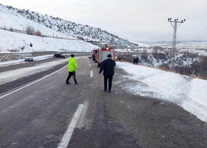 Kayganlaşan yolda kontrolden çıkan otomobil şarampole devrildi: 6 yaralı
