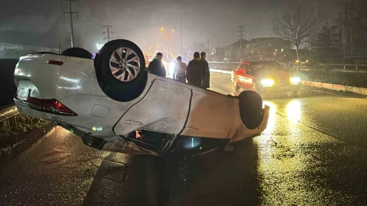 Kayganlaşan yolda otomobil karşı şeride geçip takla attı: 3 yaralı
