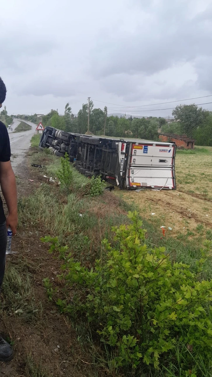 Kayganlaşan yoldan çıkan tır kanala devrildi
