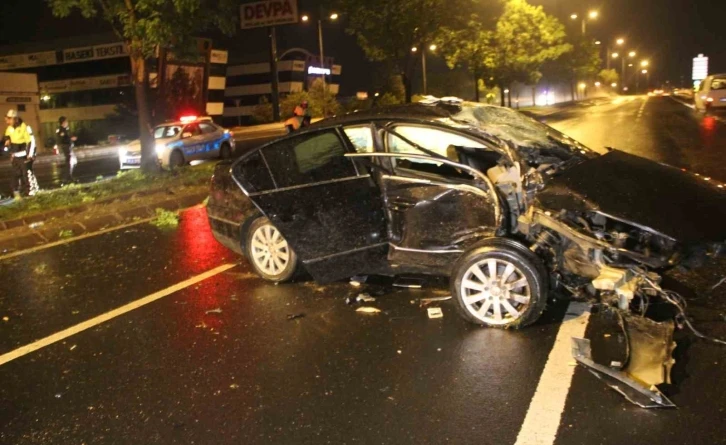 Kayseri’de ağaca çarpan otomobilin motoru karşı şeride uçtu: 2 ağır yaralı
