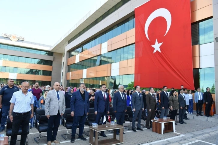 Kayseri OSB Teknik Koleji’nde mezuniyet sevinci
