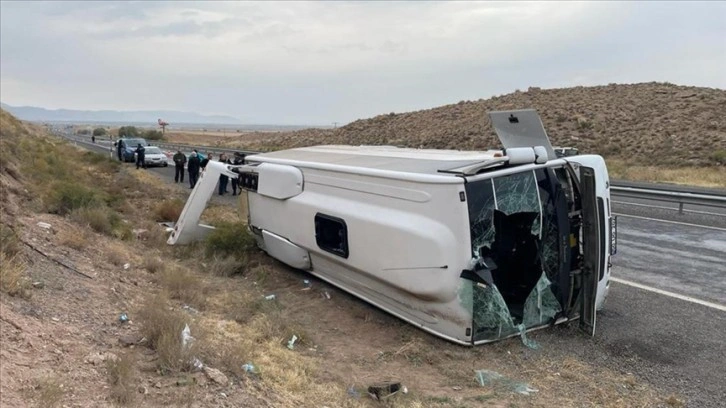 Kayseri'de midibüsün devrilmesi sonucu 15 kişi yaralandı