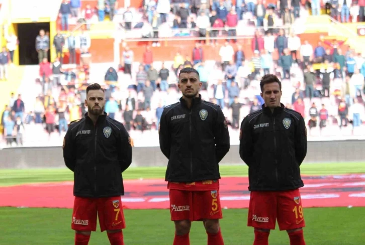 Kayserispor sahaya polis üniforması ile çıktı
