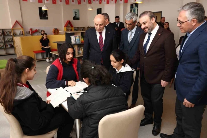 Keçiören Belediyesi’nden kitap ve laboratuvar ekipmanı desteği