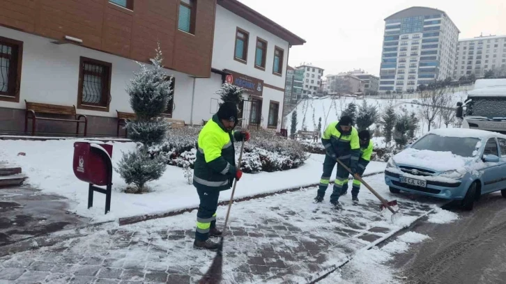 Keçiören’de karla mücadele aralıksız devam ediyor
