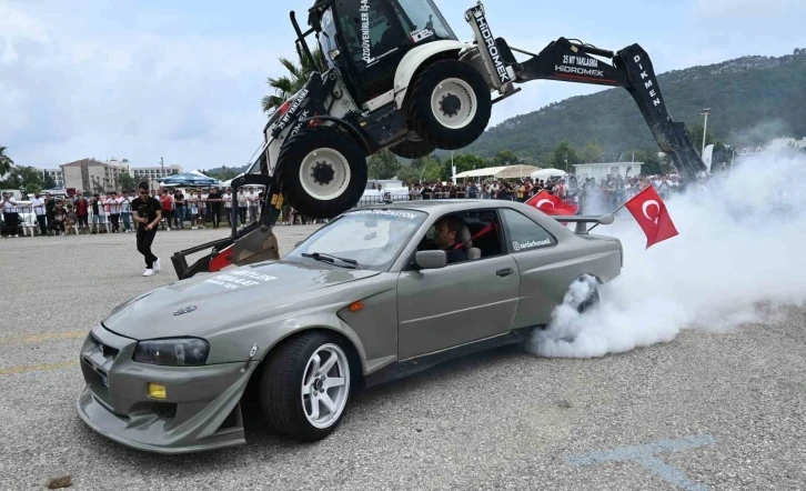 “Kemer Otomobil Festivali” renkli görüntülere sahne oldu
