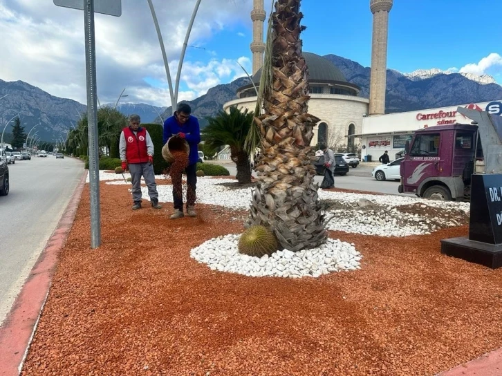 Kemer yeşil alan çalışmalarıyla yaz sezonuna hazırlanıyor
