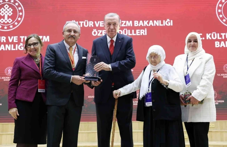 Kenan Yavuz, ödülünü Cumhurbaşkanı Erdoğan’ın elinden aldı
