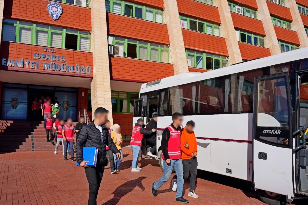 Kendilerini polis olarak tanıtıp 3 milyon TL vurgun yapan 8 kişi... 