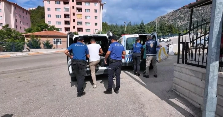 Kendilerini polis olarak tanıtıp evlerden hırsızlık yapan 2 şahıs yakalandı
