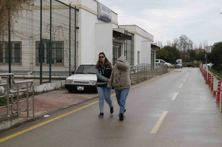 Kendisini kamu görevlisi olarak tanıtıp 8 kişiyi dolandıran kadın yakalandı
